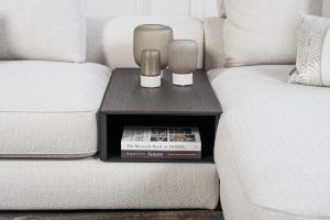 Lichte modulaire elementenbank Eva met innerbench en zachte kussens, gestyled met accessoires in een modern interieur.