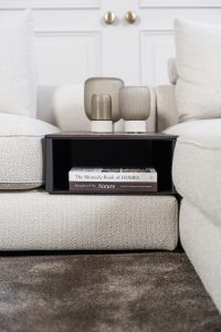 Lichte modulaire elementenbank Eva met innerbench en zachte kussens, gestyled met accessoires in een modern interieur.