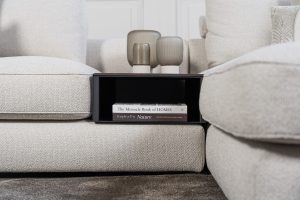 Lichte modulaire elementenbank Eva met innerbench en zachte kussens, gestyled met accessoires in een modern interieur.