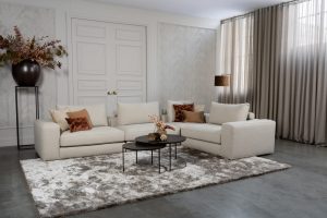Beige hoekbank in een luxe interieur
