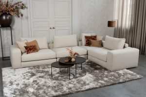 Beige hoekbank in een luxe interieur