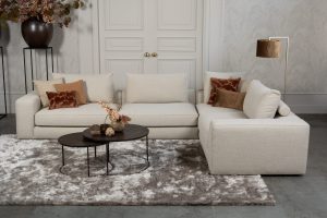 Beige hoekbank in een luxe interieur