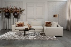 Beige hoekbank in een luxe interieur