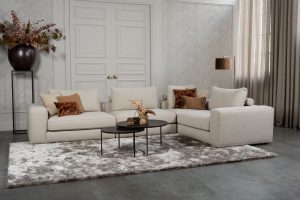 Beige hoekbank in een luxe interieur