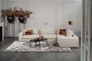Beige hoekbank in een luxe interieur