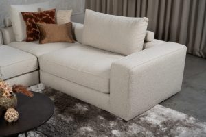 Beige hoekbank in een luxe interieur