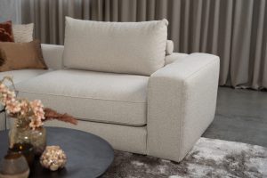Beige hoekbank in een luxe interieur