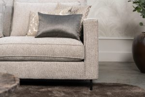 Hoekbank Gigi is een moderne en tijdloze bank in een neutrale beige tint. De zachte bekleding en comfortabele zitting nodigen uit tot ontspannen momenten, terwijl de natuurlijke styling met aardetinten zorgt voor een warme, harmonieuze sfeer. De lendenkussens maken het geheel helemaal af.