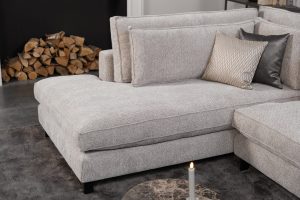 Hoekbank Gigi in een neutrale beige kleur, gestyled met accessoires in warme aardetinten.