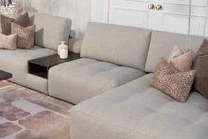 Hoekbank Alix in stof Glory Liver 10 met karakteristieke vakverdeling in de zitvlakken, uitgevoerd in een ruime hoekopstelling met comfortabele loungezijde.