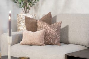 Hoekbank Alix in stof Glory Liver 10 met karakteristieke vakverdeling in de zitvlakken, uitgevoerd in een ruime hoekopstelling met comfortabele loungezijde.