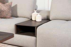 Hoekbank Alix in stof Glory Liver 10 met karakteristieke vakverdeling in de zitvlakken, uitgevoerd in een ruime hoekopstelling met comfortabele loungezijde.