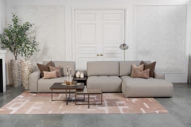 Hoekbank Alix in stof Glory Liver 10 met karakteristieke vakverdeling in de zitvlakken, uitgevoerd in een ruime hoekopstelling met comfortabele loungezijde.