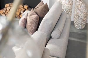 Hoekbank Alix in stof Glory Liver 10 met karakteristieke vakverdeling in de zitvlakken, uitgevoerd in een ruime hoekopstelling met comfortabele loungezijde.