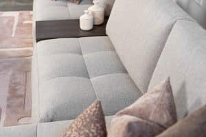 Hoekbank Alix in stof Glory Liver 10 met karakteristieke vakverdeling in de zitvlakken, uitgevoerd in een ruime hoekopstelling met comfortabele loungezijde.