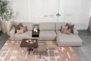 Hoekbank Alix in stof Glory Liver 10 met karakteristieke vakverdeling in de zitvlakken, uitgevoerd in een ruime hoekopstelling met comfortabele loungezijde.