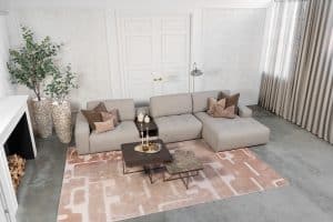 Hoekbank Alix in stof Glory Liver 10 met karakteristieke vakverdeling in de zitvlakken, uitgevoerd in een ruime hoekopstelling met comfortabele loungezijde.