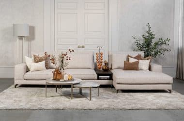 Hoekbank Mila in stof Gautier 7 met slanke metalen poten, losse kussens en een royale loungezijde in een moderne hoekopstelling.