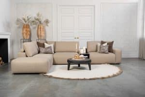 Hoekbank Nova in stof Glory Mocca 13, uitgevoerd in een ruime hoekopstelling met zachte rugkussens, brede armleuningen en een modern, comfortabel design.