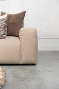 Hoekbank Nova in stof Glory Mocca 13, uitgevoerd in een ruime hoekopstelling met zachte rugkussens, brede armleuningen en een modern, comfortabel design.
