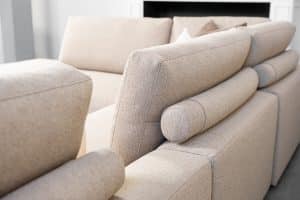 Hoekbank Nova in stof Glory Mocca 13, uitgevoerd in een ruime hoekopstelling met zachte rugkussens, brede armleuningen en een modern, comfortabel design.