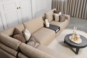 Hoekbank Nova in stof Glory Mocca 13, uitgevoerd in een ruime hoekopstelling met zachte rugkussens, brede armleuningen en een modern, comfortabel design.