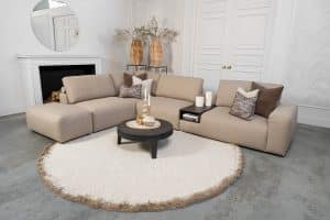 Hoekbank Nova in stof Glory Mocca 13, uitgevoerd in een ruime hoekopstelling met zachte rugkussens, brede armleuningen en een modern, comfortabel design.