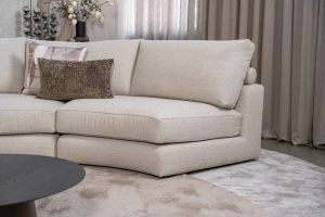 Beige hoekbank met ronde elementen. Een elementenbank die veelzijdig en comfortabel is. Afgestyled met natuurlijk en bruine woonaccessoires.