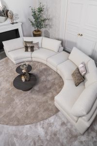 Beige hoekbank met ronde elementen. Een elementenbank die veelzijdig en comfortabel is. Afgestyled met natuurlijk en bruine woonaccessoires.