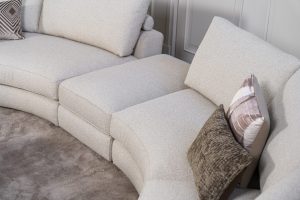 Beige hoekbank met ronde elementen. Een elementenbank die veelzijdig en comfortabel is. Afgestyled met natuurlijk en bruine woonaccessoires.