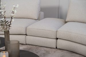 Beige hoekbank met ronde elementen. Een elementenbank die veelzijdig en comfortabel is. Afgestyled met natuurlijk en bruine woonaccessoires.