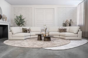 Beige hoekbank met ronde elementen. Een elementenbank die veelzijdig en comfortabel is. Afgestyled met natuurlijk en bruine woonaccessoires.