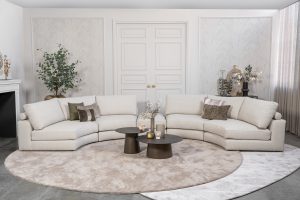 Beige hoekbank met ronde elementen. Een elementenbank die veelzijdig en comfortabel is. Afgestyled met natuurlijk en bruine woonaccessoires.