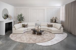 Beige hoekbank met ronde elementen. Een elementenbank die veelzijdig en comfortabel is. Afgestyled met natuurlijk en bruine woonaccessoires.