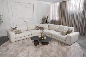 Beige hoekbank met ronde elementen. Een elementenbank die veelzijdig en comfortabel is. Afgestyled met natuurlijk en bruine woonaccessoires.