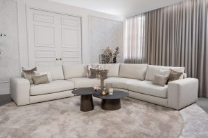 Beige hoekbank met ronde elementen. Een elementenbank die veelzijdig en comfortabel is. Afgestyled met natuurlijk en bruine woonaccessoires.