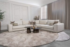 Beige hoekbank met ronde elementen. Een elementenbank die veelzijdig en comfortabel is. Afgestyled met natuurlijk en bruine woonaccessoires.
