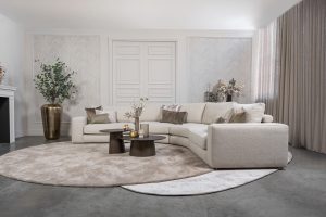 Beige hoekbank met ronde elementen. Een elementenbank die veelzijdig en comfortabel is. Afgestyled met natuurlijk en bruine woonaccessoires.