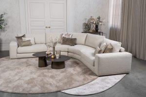 Beige hoekbank met ronde elementen. Een elementenbank die veelzijdig en comfortabel is. Afgestyled met natuurlijk en bruine woonaccessoires.