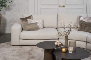 Beige hoekbank met ronde elementen. Een elementenbank die veelzijdig en comfortabel is. Afgestyled met natuurlijk en bruine woonaccessoires.