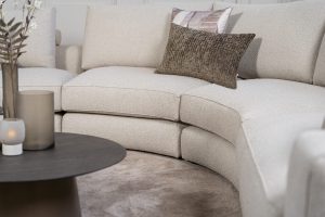 Beige hoekbank met ronde elementen. Een elementenbank die veelzijdig en comfortabel is. Afgestyled met natuurlijk en bruine woonaccessoires.
