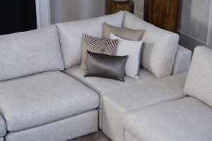 Hoekbank Victoria van Room108 is hier uitgevoerd met een dichte hoek! Uitgevoerd in een licht beige/ grijze stof. Verkrijgbaar in meer dan 700 stoffen en kleuren.