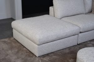 Hoekbank Victoria van Room108 is hier uitgevoerd met een dichte hoek! Uitgevoerd in een licht beige/ grijze stof. Verkrijgbaar in meer dan 700 stoffen en kleuren.