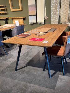 Eiken eettafel Granville in de sale bij Room108 Brugge