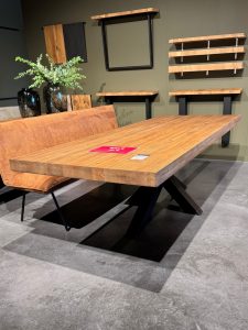 Houten eettafel Granville in de sale bij Room108 Brugge