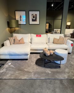 Lichte beige hoekbank Carmen in de sale bij Room108 Brugge