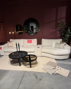 Lichte hoekbank Victoria Curve in de sale bij Room108 Brugge