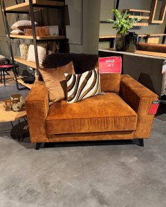 Cognac kleur loveseat Cloë in de sale bij Room108 Brugge