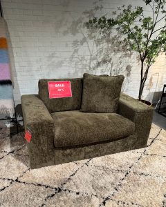 Groene Loveseat Victoria in de sale bij Room108 Brugge