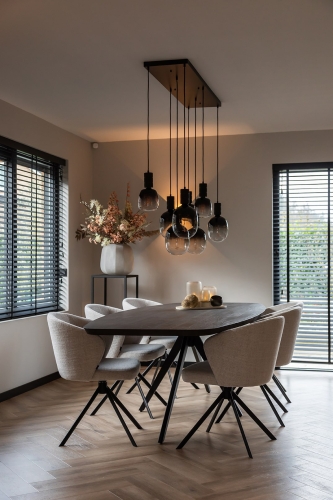 binnenkijken bij Linda, van Instagramaccount @stulpjeopdeveluwe. Met deens ovale eettafel en beige eetkamerstoelen.
